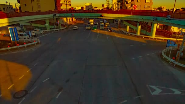東京の繁華街の交差点で急いで車が昼間のタイムラプス — ストック動画