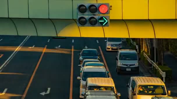 Coches corriendo en la calle del centro en Tokio timelapse diurno tiro medio — Vídeos de Stock