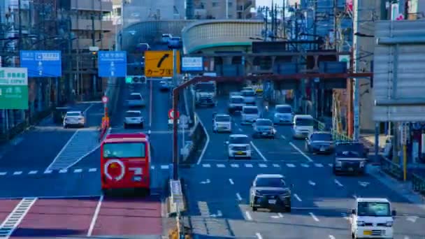 東京の繁華街で急いで車が昼間タイムラプスミドルショット — ストック動画