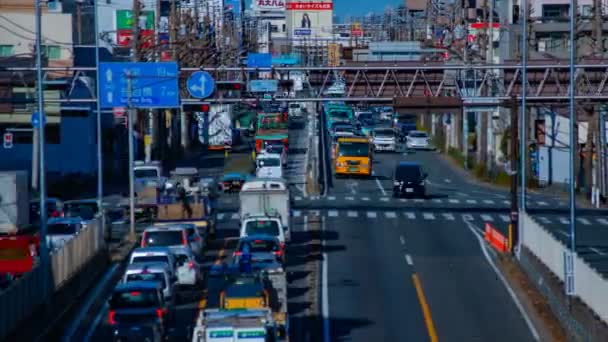 Bergegas mobil di jalan pusat kota di Tokyo siang hari timelapse tembakan tengah — Stok Video