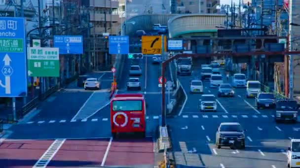 Bergegas mobil di jalan pusat kota di Tokyo siang hari timelapse tembakan tengah — Stok Video