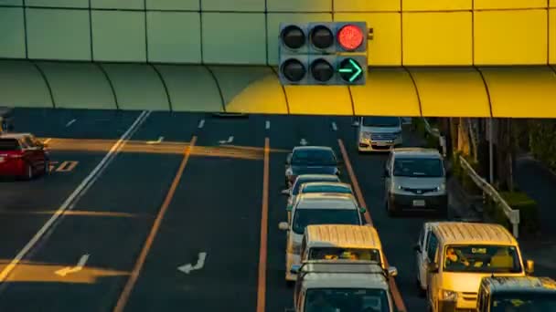 Haasten auto's in de binnenstad straat in Tokio overdag timelapse Middle shot — Stockvideo