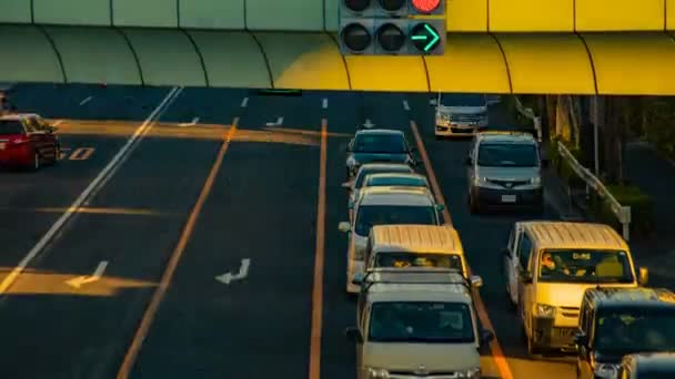 Haasten auto's in de binnenstad straat in Tokio overdag timelapse Middle shot — Stockvideo