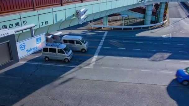 Rushing samochodów na ulicy w centrum Tokio w ciągu dnia timelapse środkowy strzał — Wideo stockowe