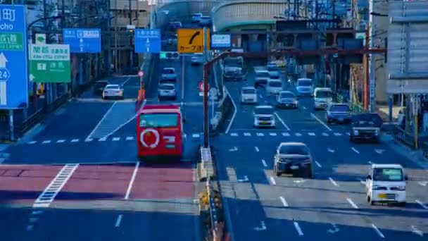 도쿄 주간 타임랩스 미들샷의 도심 거리에서 돌진하는 자동차 — 비디오