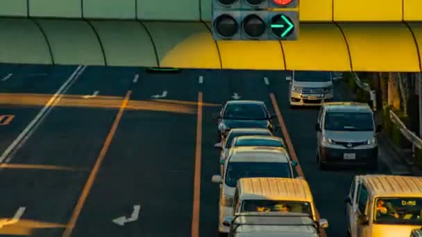 Spěchá auta v centru města v Tokiu ve dne uprostřed záběru — Stock video