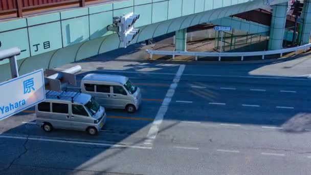 在东京市中心大街上，冲锋不惊的车白天延时中拍摄 — 图库视频影像