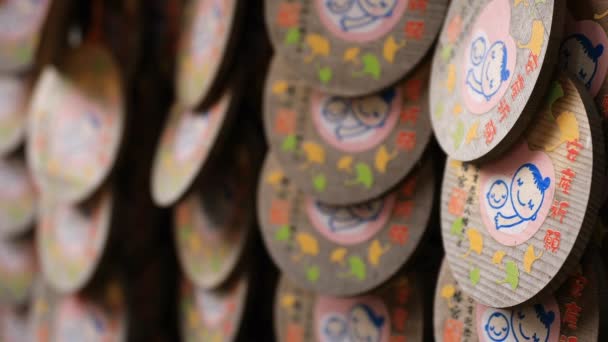 Votive tablets in Oomiya Hachiman Shrine in Tokio — Stockvideo