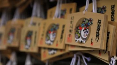 Tokyo'daki Oomiye hachiman tapınağında adak tabletleri