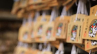 Tokyo'daki Oomiye hachiman tapınağında adak tabletleri