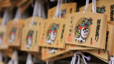Tokyo'daki Oomiye hachiman tapınağında adak tabletleri