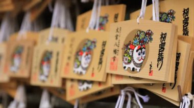 Tokyo'daki Oomiye hachiman tapınağında adak tabletleri