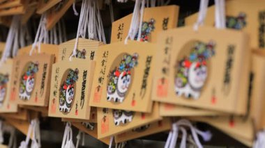 Tokyo'daki Oomiye hachiman tapınağında adak tabletleri