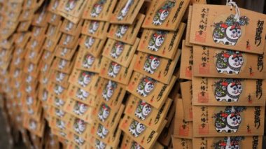 Tokyo'daki Oomiye hachiman tapınağında adak tabletleri