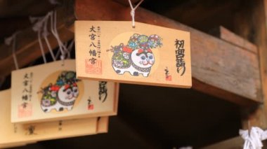 Tokyo'daki Oomiye hachiman tapınağında adak tabletleri