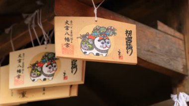 Tokyo'daki Oomiye hachiman tapınağında adak tabletleri