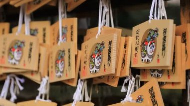 Tokyo'daki Oomiye hachiman tapınağında adak tabletleri