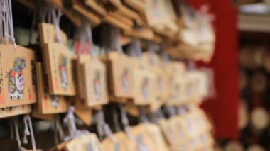 Tokyo'daki Oomiye hachiman tapınağında adak tabletleri