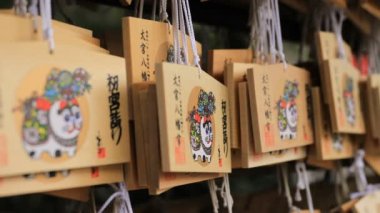 Tokyo'daki Oomiye hachiman tapınağında adak tabletleri