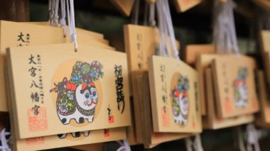 Tokyo'daki Oomiye hachiman tapınağında adak tabletleri