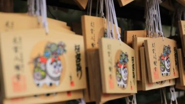 Tokyo'daki Oomiye hachiman tapınağında adak tabletleri