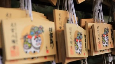 Tokyo'daki Oomiye hachiman tapınağında adak tabletleri