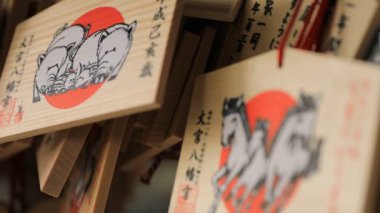 Tokyo'daki Oomiye hachiman tapınağında adak tabletleri