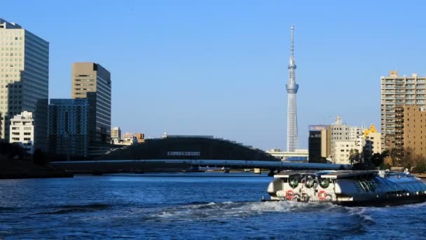 Tokyo'da Sumida nehri üzerinde yüzen tekne — Stok video