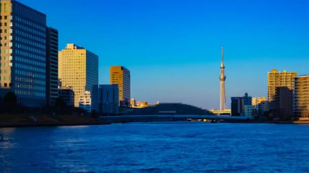 Η διάρκεια του ηλιοβασιλέματος γίνεται μέρα με τη νύχτα στον ποταμό Σουμίντα στο Τόκιο — Αρχείο Βίντεο