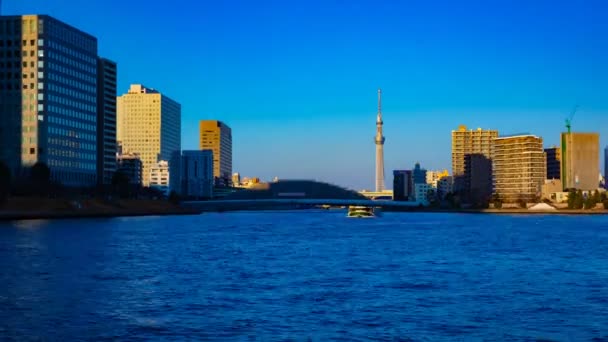 Tokyo'daki Sumida nehrinde gün batımı gündüz — Stok video