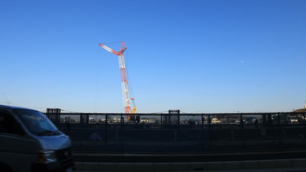 Guindastes móveis atrás do céu azul na construção em construção tiro largo — Vídeo de Stock