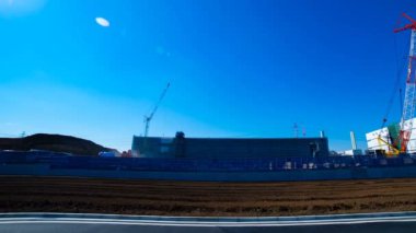 Altında inşaat geniş çekim mavi gökyüzü arkasında hareketli vinçler bir zaman atlamalı