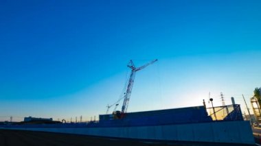 Altında inşaat geniş çekim mavi gökyüzü arkasında hareketli vinçler bir zaman atlamalı
