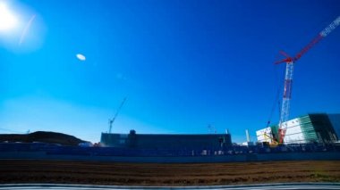 Altında inşaat geniş çekim mavi gökyüzü arkasında hareketli vinçler bir zaman atlamalı