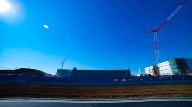Altında inşaat geniş çekim mavi gökyüzü arkasında hareketli vinçler bir zaman atlamalı