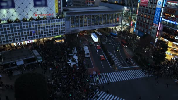 渋谷のネオン街を夜のワイドショットで渡る忙しい交差点 — ストック動画