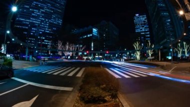 Tokyo 'daki iş kasabasında gece vakti şehir caddesi çöküyor.