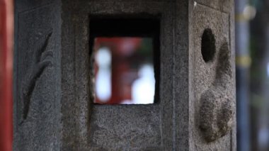 Tokyo gündüz Hanazono tapınağında Fener