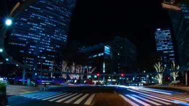 Tokyo 'daki iş kasabasında gece vakti şehir caddesi çöküyor.