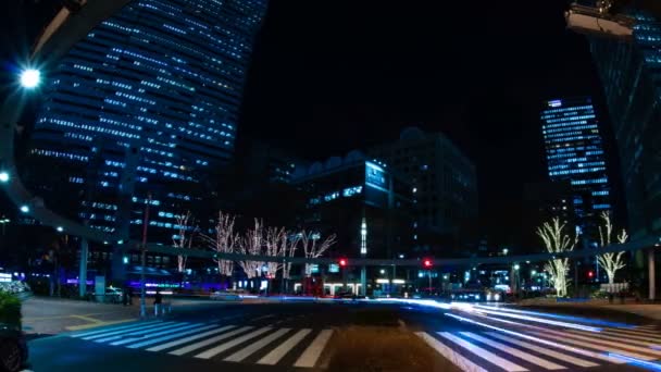 Нічний час минає міська вулиця в діловому місті Токіо. — стокове відео