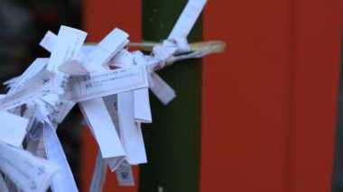 Tokyo gündüz Hanazono tapınağında Oracles