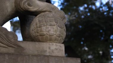 Tokyo'daki Hanazono tapınağında heykel koruyucu köpek