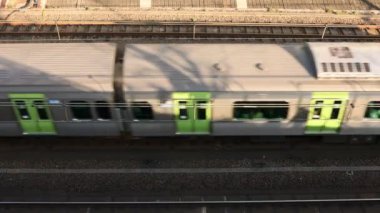 Tokyo gündüz üst görünümünde demiryolu üzerinde geçen tren.