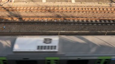 Tokyo gündüz üst görünümünde demiryolu üzerinde geçen tren.