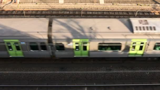 Passando trem na ferrovia em Tóquio vista superior diurna . — Vídeo de Stock