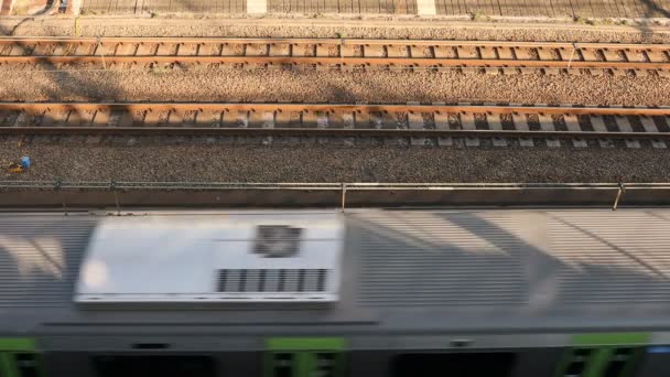 Passando trem na ferrovia em Tóquio vista superior diurna . — Vídeo de Stock