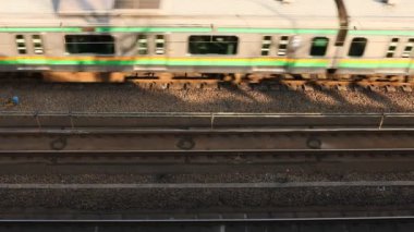 Tokyo gündüz üst görünümünde demiryolu üzerinde geçen tren.