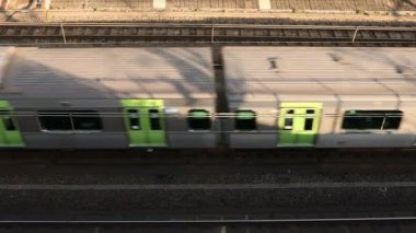 Tokyo gündüz üst görünümünde demiryolu üzerinde geçen tren.