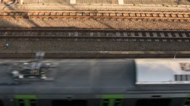 Tokyo gündüz üst görünümünde demiryolu üzerinde geçen tren.