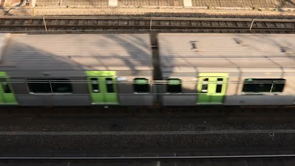 Treno di passaggio sulla ferrovia a Tokyo vista dall'alto diurna . — Video Stock